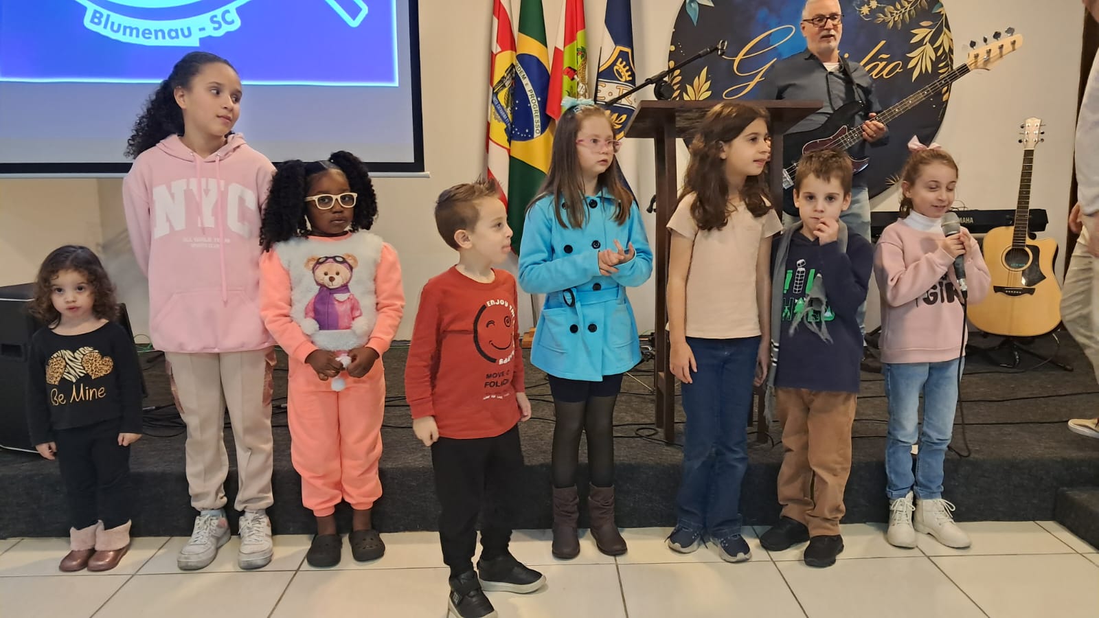 Crianças participando do culto de aniversário