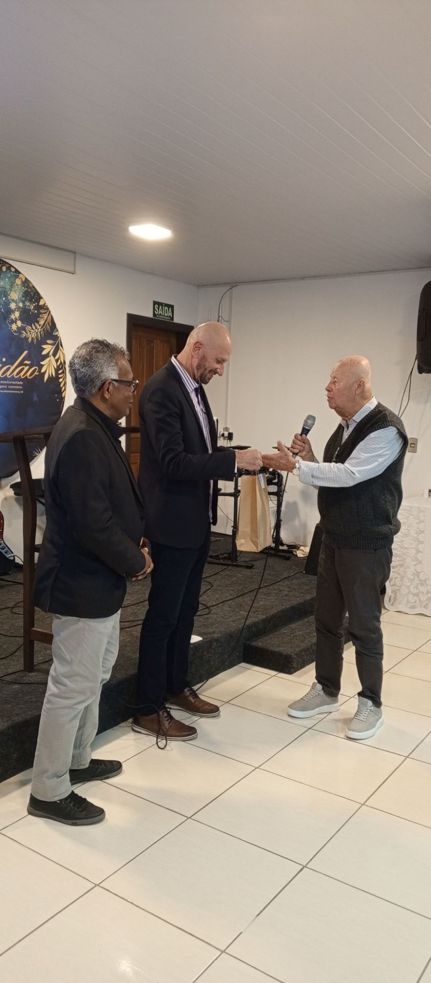 Pastor entregando lembrança no aniversário da IBAM