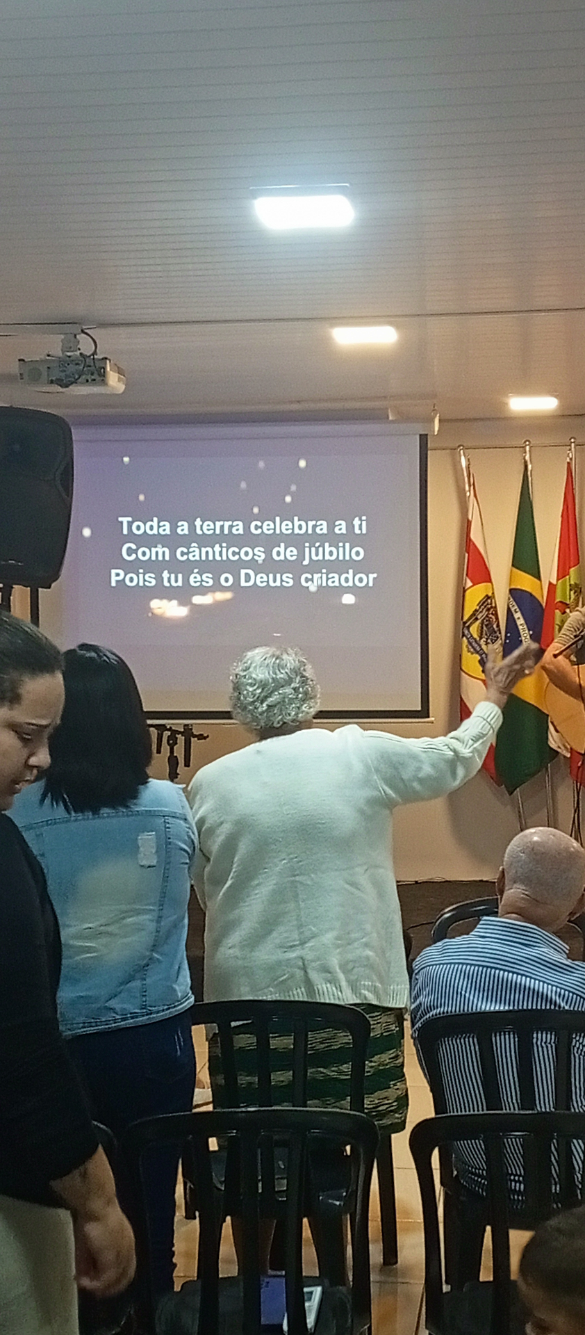 Igreja reunida em adoração no Culto da Família