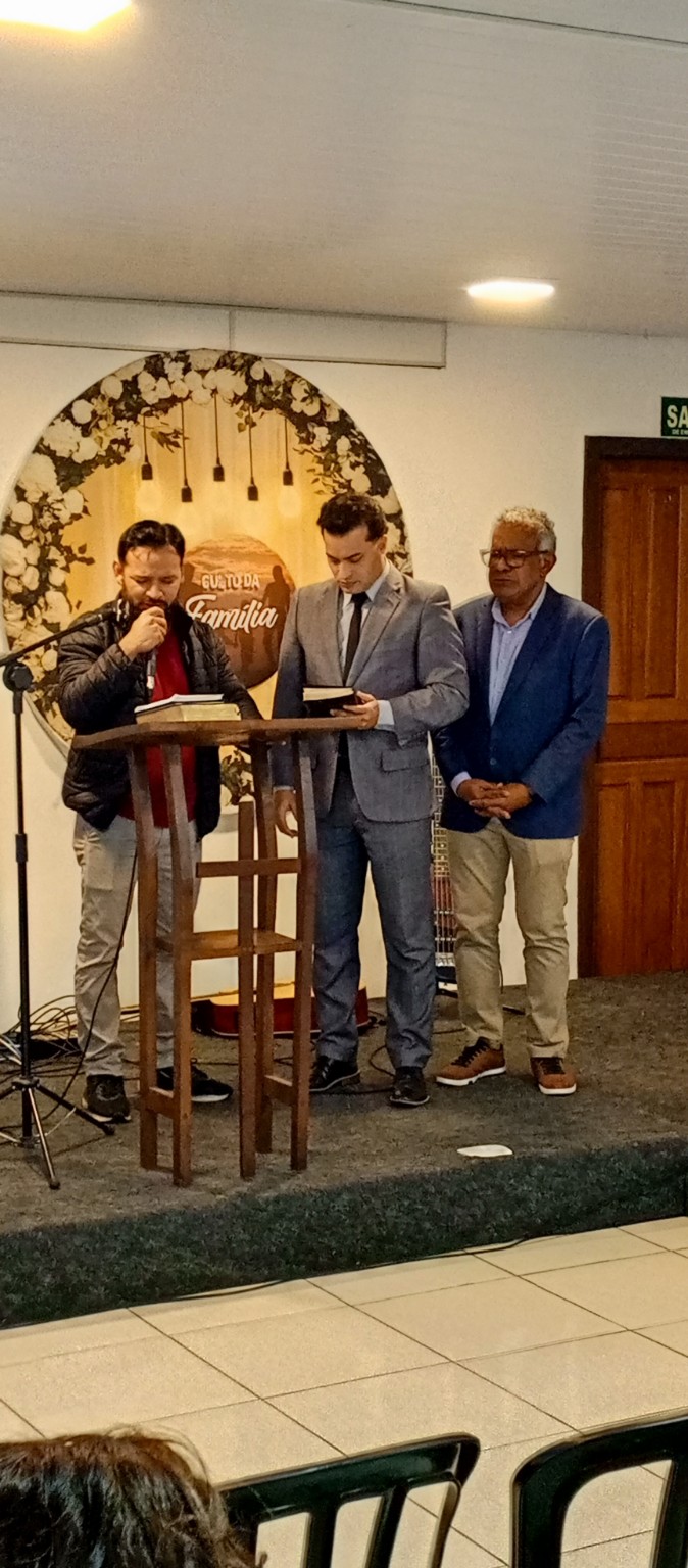 Momento de oração e leitura no Culto da Família