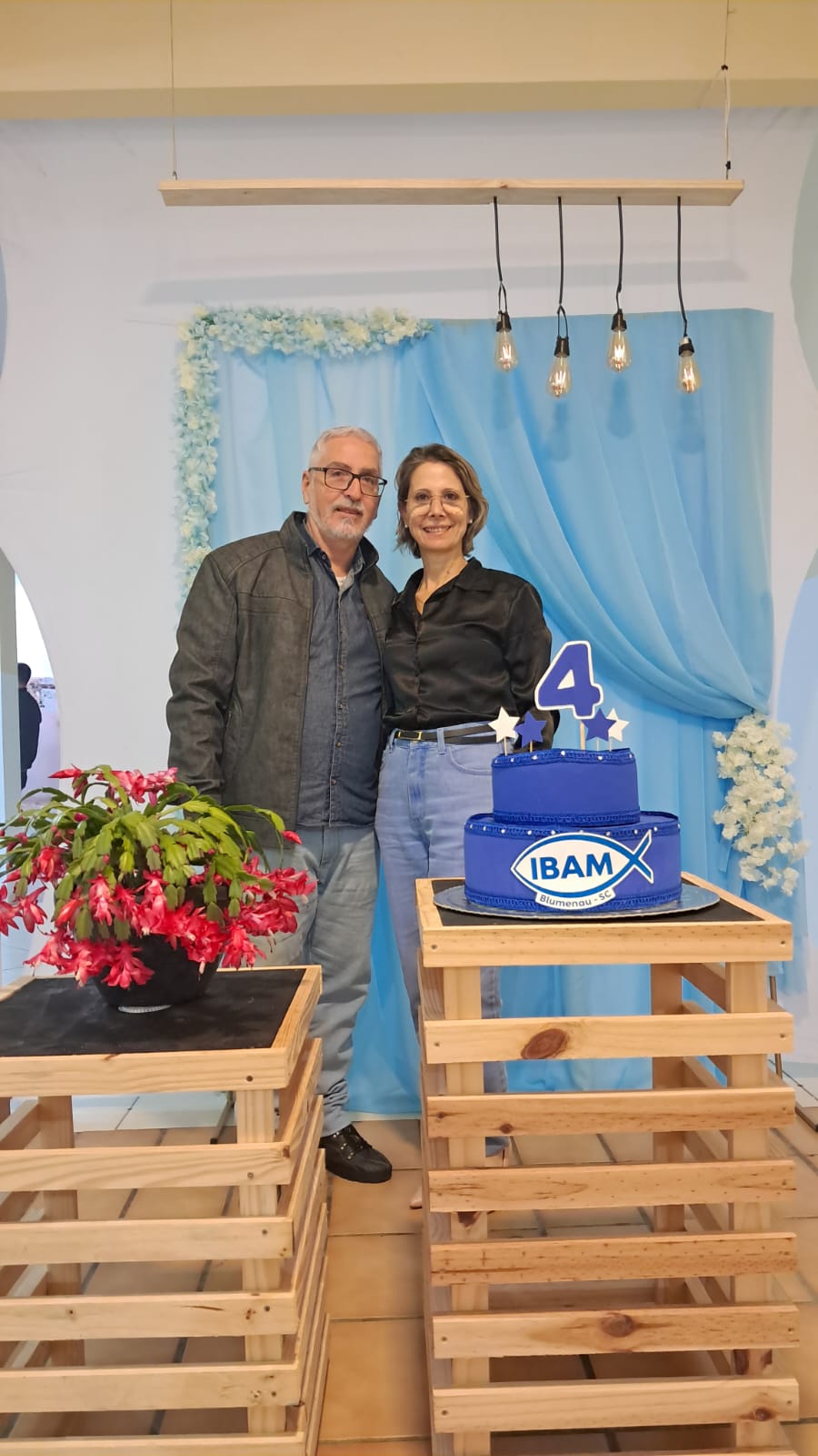 Casal posando no aniversário da IBAM