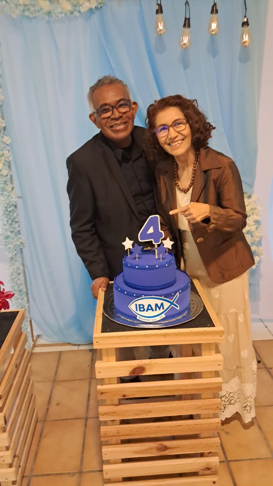 Casal celebrando os 4 anos da IBAM