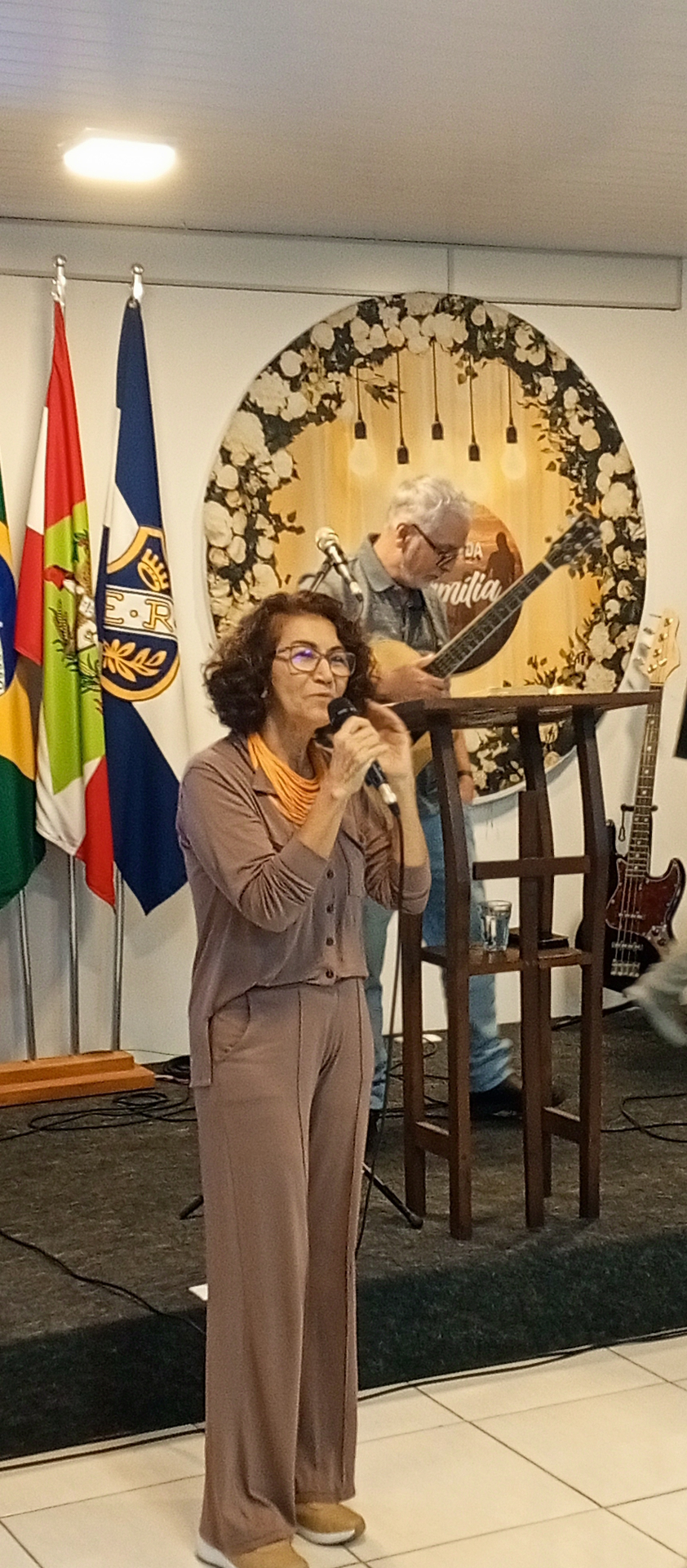 Mulher compartilhando uma mensagem no Culto da Família