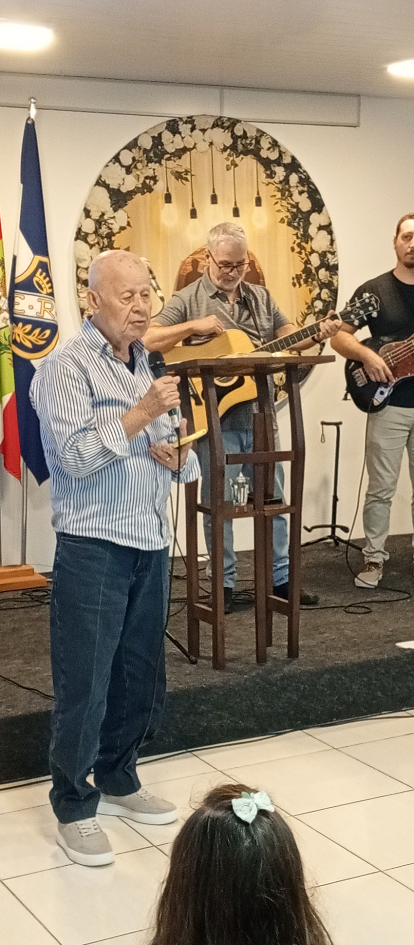Momento de reflexão no púlpito durante o Culto da Família