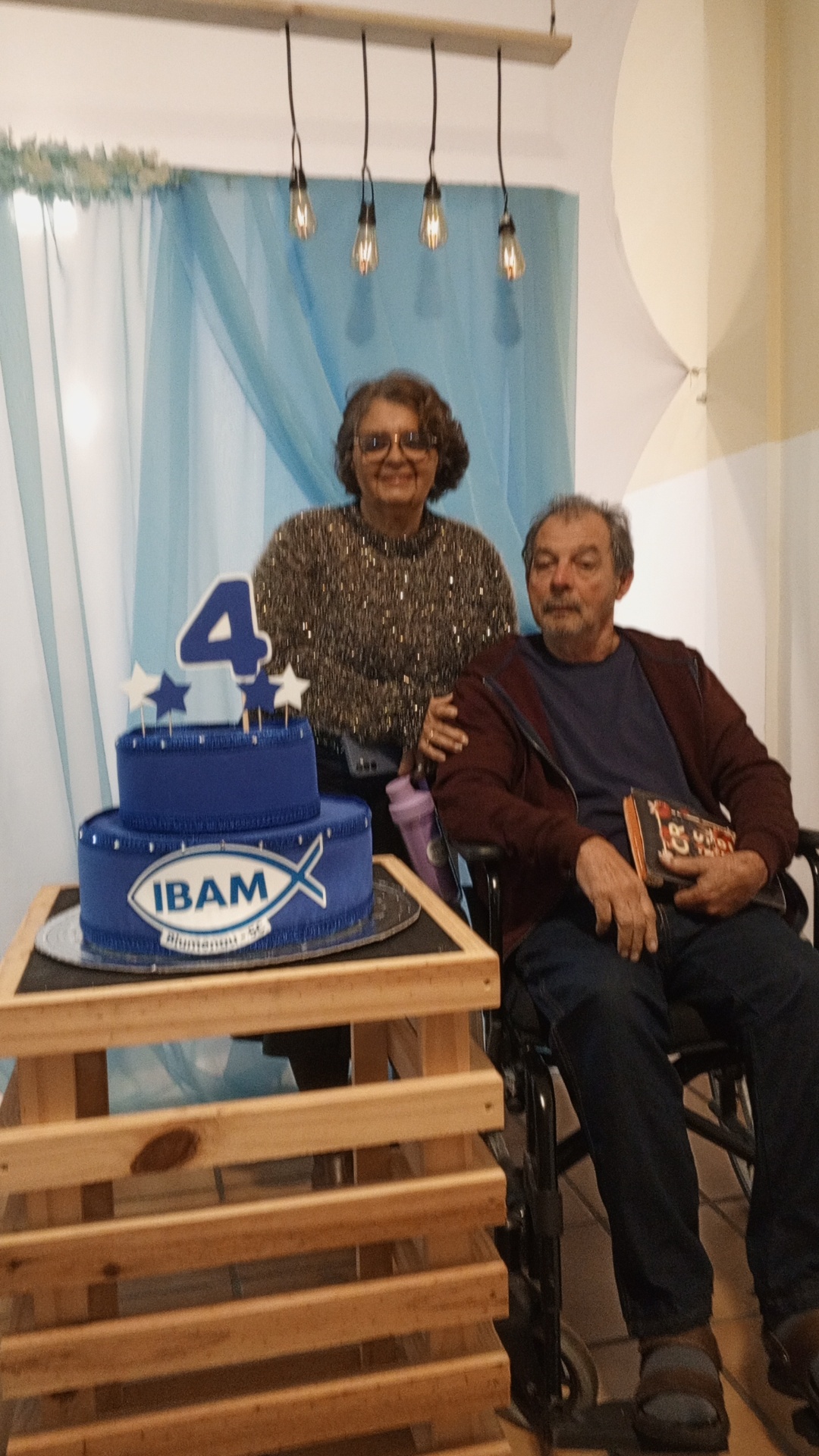 Casal com o bolo de aniversário da igreja