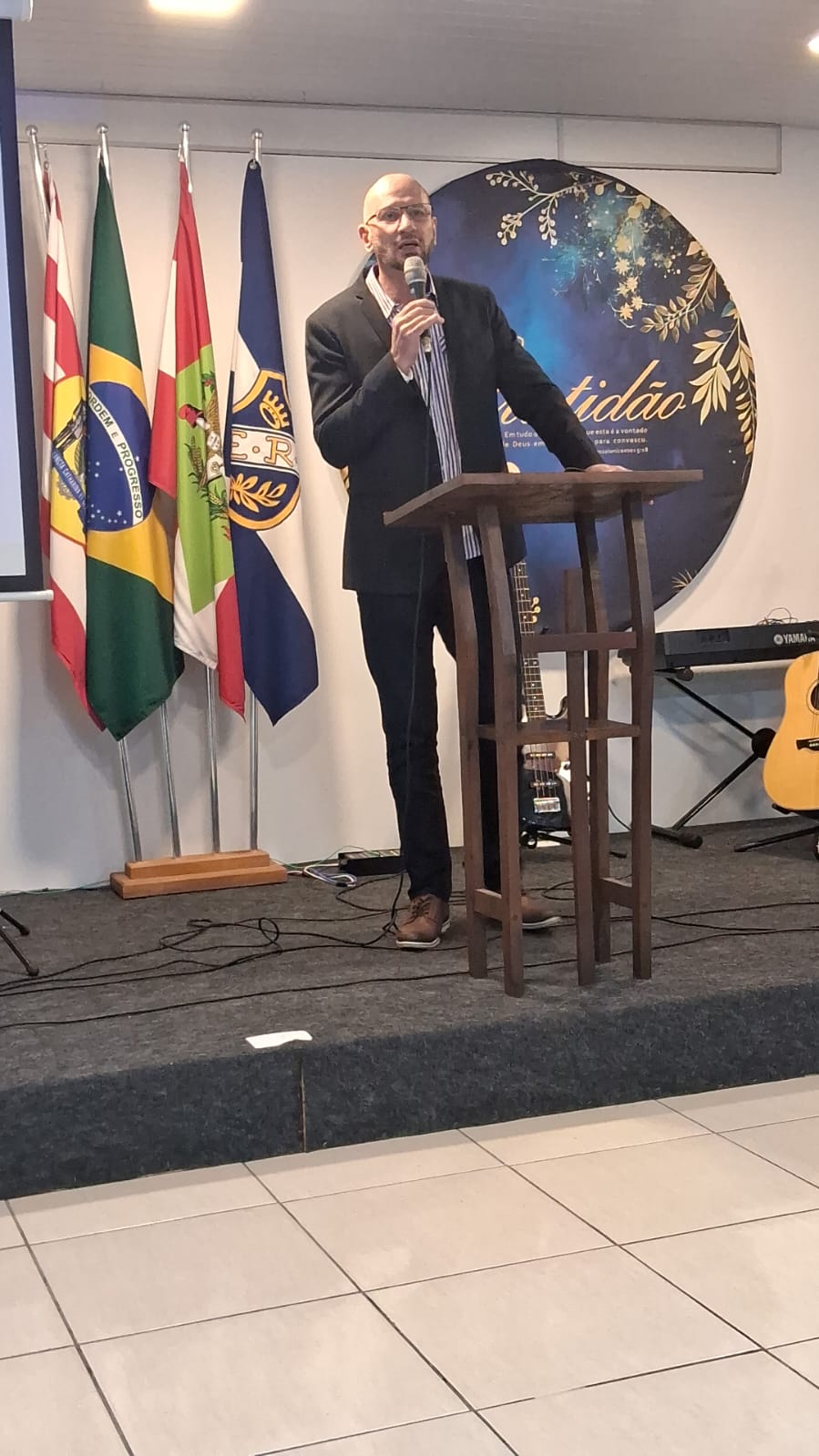 Pregador no púlpito durante o aniversário da IBAM